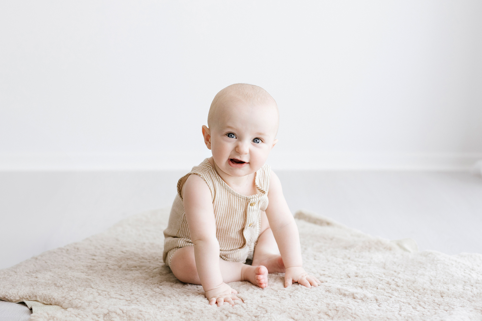 baby boy sitting up leaning forward on his hands-baby-photographer-Geelong