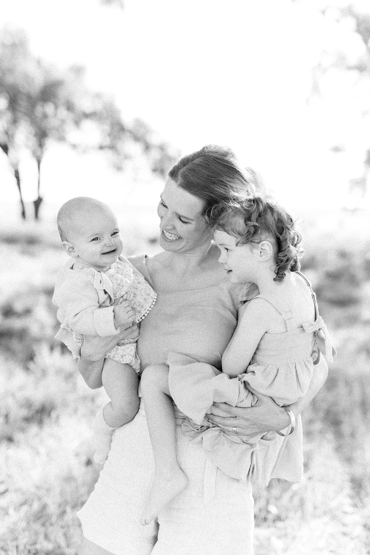 mother holding her two young girls- Geelong-family-photographer